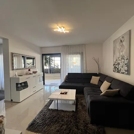 Apartment Lena *
